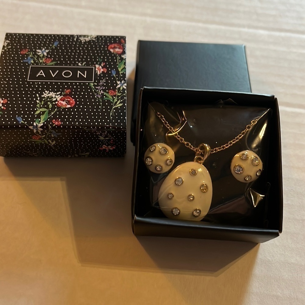 NWT-Avon-white, modern sparkle, necklace and earring sets for pierced ears